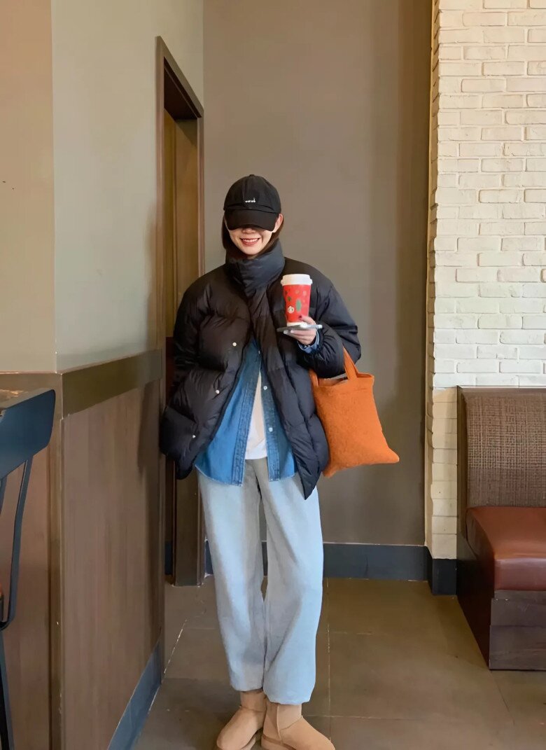 Áo phao ngắn màu đen kết hợp với quần trắng đơn giản và cơ bản, ngắn ở trên và dài ở dưới giúp bạn cao và thon thả hơn. Chị em mix cùng áo denim xanh để lộ dưới áo khoác trông phân lớp rõ ràng.