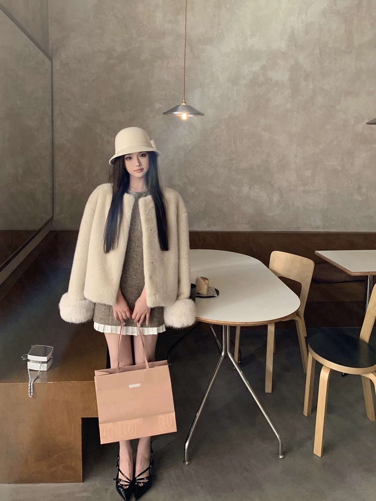 Nếu không thích mặc áo khoác lông, bạn có thể chọn áo có chi tiết lông cũng rất sang-xịn-mịn.