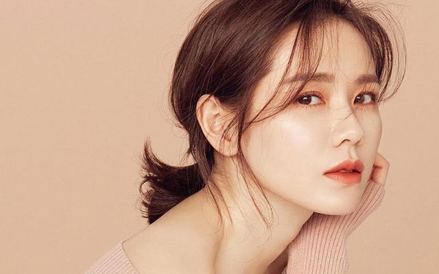 Makeup tone Hàn Quốc là phong cách trang điểm được nhiều chị em yêu thích. Bởi nó tôn lên vẻ đẹp dịu dàng, tự nhiên của người phụ nữ Á Đông. Tuy nhiên khi thực hiện kiểu makeup này chúng ta cần hiểu rõ đặc tính làn da của mình để chọn sản phẩm phù hợp. Đồng thời các cô nàng cũng phải thực hiện đúng quy trình, các bước họa mặt để sở hữu gương mặt thanh tú, cuốn hút nhất. Đặc điểm của makeup tone Hàn Quốc Makeup tone Hàn Quốc là phong cách trang điểm có nguồn gốc từ xứ sở Kim Chi. Phong cách này không chỉ được các ngôi sao nổi tiếng ưa chuộng mà cộng đồng làm đẹp cũng rất mê mẩn. Đặc điểm nổi bật của kiểu họa mặt này là tạo nên diện mạo vô cùng tự nhiên, thể hiện vẻ đẹp nữ tính, dịu dàng trong từng đường nét. Bên cạnh đó makeup theo kiểu Hàn Quốc không cần sử dụng quá nhiều loại mỹ phẩm, quy trình thực hiện đơn giản. Từ đó giúp tiết thời gian, công sức cũng như chi phí mua đồ trang điểm. Các cô nàng có thể ứng dụng phong cách này để làm đẹp cho mình khi đi làm, đi chơi, dự tiệc hay đi học đều phù hợp. Makeup tone Hàn Quốc là phong cách trang điểm có nguồn gốc từ xứ sở Kim Chi Khuôn mặt nào phù hợp với phong cách makeup Hàn Quốc? Makeup tone Hàn Quốc đáp ứng được nhu cầu, thị hiếu thẩm mỹ của người phụ nữ châu Á. Phong cách trang điểm này phù hợp với kiểu dáng khuôn mặt như: ● Mặt trái xoan: Khuôn mặt có tỷ lệ cân đối, hoàn hảo với đường nét hơi bầu hình, xương hàm gọn, cằm nhỏ xinh. Khi makeup kiểu Hàn Quốc sẽ bộc lộ được hết nét đẹp vốn có trên dương mặt. ● Mặt tròn: Khuôn mặt có sự đầy đặn, mũm mĩm, đáng yêu nên rất hợp với kiểu trang điểm tự nhiên. Nó sẽ giúp chị em giữ được vẻ đẹp không tuổi và tăng thêm phần ngọt ngào, xinh xắn. ● Mặt dài: Kiểu makeup tone Hàn Quốc nhẹ nhàng có thể giúp chị em khắc phục được khuyết điểm là mặt quá dài. Nhờ đó khuôn mặt sẽ trở nên thon gọn, bầu bĩnh và cuốn hút hơn bình thường. ● Mặt trái tim: Dáng mặt trái tim có vùng trán rộng, gò má đầy đặn, cằm nhọn. Khi makeup kiểu Hàn thì gương mặt trông sẽ dịu dàng hơn, giảm bớt sự sắc sảo hay góc cạnh thô lỗ. Phong cách trang điểm Hàn Quốc phù hợp với nhiều kiểu dáng khuôn mặt Các bước makeup tone Hàn Quốc cơ bản Theo các chuyên gia trang điểm, cách makeup tone Hàn Quốc khá đơn giản, chị em nào cũng có thể thực hiện tại nhà. Tuy nhiên để đảm bảo vẻ đẹp tự nhiên, thuần khiết nhất các bạn cần tuân thủ đúng quy trình sau: Làm sạch và chăm sóc da Đầu tiên chị em hãy làm sạch da bằng nước tẩy trang, sữa rửa mặt và nước sạch. Sau đó dùng kem dưỡng ẩm giúp làn da mịn màng, ẩm mịn suốt ngày dài. Tiếp đến thoa kem chống nắng để bảo vệ da dưới tác động của ánh nắng mặt trời. Tạo một lớp nền mỏng nhẹ Các cô nàng nên chọn sản phẩm có sự kết hợp của cả kem nền và kem lót, kết cấu dạng lỏng như BB cream, CC cream, DD cream… Khi sử dụng chúng ta lấy lượng vừa đủ chấm lên các điểm trên khuôn mặt rồi dùng bông hoặc cọ tán đều. Chú ý không thoa lớp quá dày khiến da mặt nặng nề, kém tự nhiên. Tiếp theo sử dụng kem che khuyết điểm cho các vùng quầng mắt, nám, tàn nhang hay mụn… Để tạo lớp nền mịn màng, bóng bẩy hãy dùng phấn nước đánh lên toàn bộ gương mặt. Chị em nên trang điểm nền cho cả vùng cố để không bị lệch tông. Chị em chỉ chỉ cần tạo một lớp nền mỏng nhẹ Kẻ lông mày ngang Lông mày ngang là nét đặc trưng nhất trong kiểu makeup tone Hàn Quốc. Đối với lông mày bạn nên cắt tỉa hết những sợi mọc lung tung. Sau đó dùng chì kẻ nầu vẽ hai đường thẳng song song ở lông mày. Mày có chiều rộng bằng nhau từ đâu đến cuối, phần đuôi giống như hình tam giác nhọn, không quá mảnh. Khi kẻ xong dùng chì kẻ màu nâu để tô vào khuôn, màu lông mày phải nhạt hơn màu tóc. Tô phần đầu nhạt, đuôi đậm hơn rồi chuốt lại chân mày bằng đầu chì còn lại. Nếu không thích kiểu lông mày ngang đều truyền thống, các cô nàng có thể thay đổi độ cong một chút sao cho phù hợp với kiểu dáng khuôn mặt. Trang điểm mắt Đối với phấn mắt bạn nên chọn gam màu sáng như hồng nhạt, cam đào. Chúng ta chỉ cần đánh màu nhạt lên toàn bộ bầu mắt trên, ⅔ mí mắt dưới. Tiếp theo dùng eyeliner màu nâu kẻ một đường mỏng ở đuôi mí trên. Chị em kéo dài phần đuôi để mắt cân đối hoặc vẽ xếch lên để tạo độ sắc sảo cho đôi mắt. Tiếp tục kẻ eyeliner màu trắng ở trong mí dưới làm cho đôi mắt to tròn hơn. Cuối dùng bấm mi thật cong rồi chuốt mascara tự nhiên nhất. Với kiểu makeup tone Hàn Quốc chị em không nên dùng mi giả sẽ gây sự nặng nề, thiếu tự nhiên. Thay vào đó chị em hãy đeo kính áp tròng để tạo chiều sâu, sự cuốn hút cho đôi mắt. Tuy nhiên đối với những người mới dùng lần đầu thì nên tìm hiểu kỹ lưỡng. Đeo kính áp tròng sẽ tạo chiều sâu, sự cuốn hút cho đôi mắt Đánh má hồng Ở phong cách trang điểm Hàn Quốc chúng ta không tạo khối mà chủ đánh má hồng để tạo sức cuốn hút cho khuôn mặt. Chị em hãy dùng má hồng dạng kem, phấn má không nhũ thích hợp với màu mắt đã đánh. Bạn nên tán lớp phấn má mỏng nhẹ theo dạng vòng tròn hoặc tán xéo từ gò má lên mang tai đều được. Thoa son Đối với môi các cô nàng nên dùng màu tươi sáng như hồng đào, cam đào, đỏ hồng. Nếu muốn đôi môi chúm chím, đáng yêu hơn thì có thể đánh kiểu lòng môi hay viền mờ. Bạn chỉ cần lấy 2 màu son cùng tông, thoa đậm trong lòng môi và nhạt dần ra phía ngoài thì sẽ sở hữu đôi môi vô cùng xinh xắn. Các cô nàng nên dùng màu tươi sáng cho đôi môi Phong cách makeup tone Hàn Quốc được ưa chuộng nhất Makeup tone má hồng Tone má hồng sẽ giúp chị em trở nên xinh xắn và đáng yêu hơn. Một số gam màu ngọt ngào, dễ thương trong kiểu trang điểm này như hồng nhạt, hồng đào, hồng baby hoặc hồng đất. Mỗi gam màu sẽ gợi lên một vẻ đẹp, cá tính khác nhau. Make tone cam đào Tone cam đàm sẽ tạo nên vẻ đẹp trẻ trung, năng động cho các cô nàng ở mọi lứa tuổi. Với gam màu tươi sáng trông chị em luôn ngọt ngào nhưng cũng không kém phần cá tính. Đặc biệt màu cam đào dễ dàng kết hợp với lớp nền trắng sáng của kiểu makeup tone Hàn Quốc giúp làn da đẹp không tì vết. Make tone cam đất Khi sử dụng màu cam đất cho mắt, môi và má sẽ giúp bạn gái sở hữu gương mặt khá Tây nhưng vẫn rất tự nhiên, sang trọng. Tuy nhiên khi sử dụng tone màu này chúng ta cần chọn lớp nền trắng sáng để gương mặt tươi tắn, tràn đầy sức sống hơn. Makeup tone nâu vàng Khi trang điểm theo tone nâu vàng bạn hãy kết hợp các loại phấn mắt màu nude, nâu vàng, hồng đào, nâu đậm với nhau. Theo đó chị em dùng màu nude cho bầu mắt trước, màu vàng nhạt đánh cho phần giữa mắt đến đuôi. Tiếp đến phủ lớp hồng đào rồi nhấn thêm màu nâu đậm cho vùng đuôi mắt. Cuối cùng bạn sử dụng phấn má màu tự nhiên, môi cam nhạt là đã hoàn thành quy trình trang điểm. Tone cam đàm sẽ tạo nên vẻ đẹp trẻ trung, năng động Một số lưu ý khi makeup tone Hàn Quốc Makeup tone Hàn Quốc có quy trình khá đơn giản nhưng không phải ai cũng thực hiện thành công ngay lần đầu tiên. Vì vậy để đạt độ tự nhiên cho mọi đường nét trên khuôn mặt chúng ta cần lưu ý một số vấn đề sau: Lớp nền chân thật Trang điểm Hàn Quốc có nét đặc trưng là lớp nền căng bóng, mỏng nhẹ. Do đó chúng ta không nên đánh nền quá dày, hoặc để chênh lệch tone da giữa mặt và cổ. Nếu muốn sở hữu lớp nền chuẩn nhất chị em hãy chọn kem lót, kem nền dạng lỏng. Đồng thời bạn dùng cushion thay phấn phủ dạng bột kết hợp xịt khoáng cho da. Trang điểm mắt nhẹ nhàng Chị em nên kẻ eyeliner thật mảnh, không kéo dài quá đuôi mắt hay tô đậm. Các cô nàng chỉ nên dùng mi giả khi hàng mi thật quá ngắn và thưa. Đặc biệt nếu muốn tạo điểm nhấn cho đôi mắt hãy sử dụng lens có màu sắc tự nhiên như nâu, xám, nâu xám… Tuy nhiên bạn hãy chọn địa chỉ uy tín mua kính áp tròng để bảo vệ an toàn cho đôi mắt và nâng cao hiệu quả làm đẹp nhé. Môi có nhiều màu sắc Khi makeup tone Hàn Quốc thì lòng môi, khóe môi và viền môi sẽ sử dụng màu đậm, nhạt khác nhau. Thông thường các cô gái ở xứ sở Kim Chi sẽ chuộng kiểu lòng môi đậm, khóe môi nhạt, viền môi màu nude và phủ thêm lớp son bóng. Trang điểm chân mày hợp tone Trang điểm theo tone Hàn Quốc sẽ ưu tiên sử dụng màu chân mày sáng như nâu vàng, nâu đỏ hoặc đen nâu. Lông mày được kẻ ngang, kiểu dáng thanh mảnh để mang lại độ tự nhiên hoàn hảo. Đồng thời giữa màu tóc, màu lông mày, son môi và má hồng phải đảm bảo sự hài hòa dựa trên tone màu chủ đạo đã xác định. Đeo lens có màu sắc tự nhiên giúp tạo sự cuốn hút cho đôi mắt Kết luận Như vậy có thể thấy rằng makeup tone Hàn Quốc là phong cách đơn giản, nhẹ nhàng rất phù hợp với người phụ nữ Việt. Ngoài việc chuẩn bị đầy đủ kem nền, phấn phủ, son môi, màu mắt, má hồng, chì kẻ… thì chị em cũng nên chọn loại lens phù hợp với phong cách trang điểm. Hãy đến với hệ thống cửa hàng của Dolly Eye để mua lens mắt chất lượng cao, giá thành ưu đãi nhé.