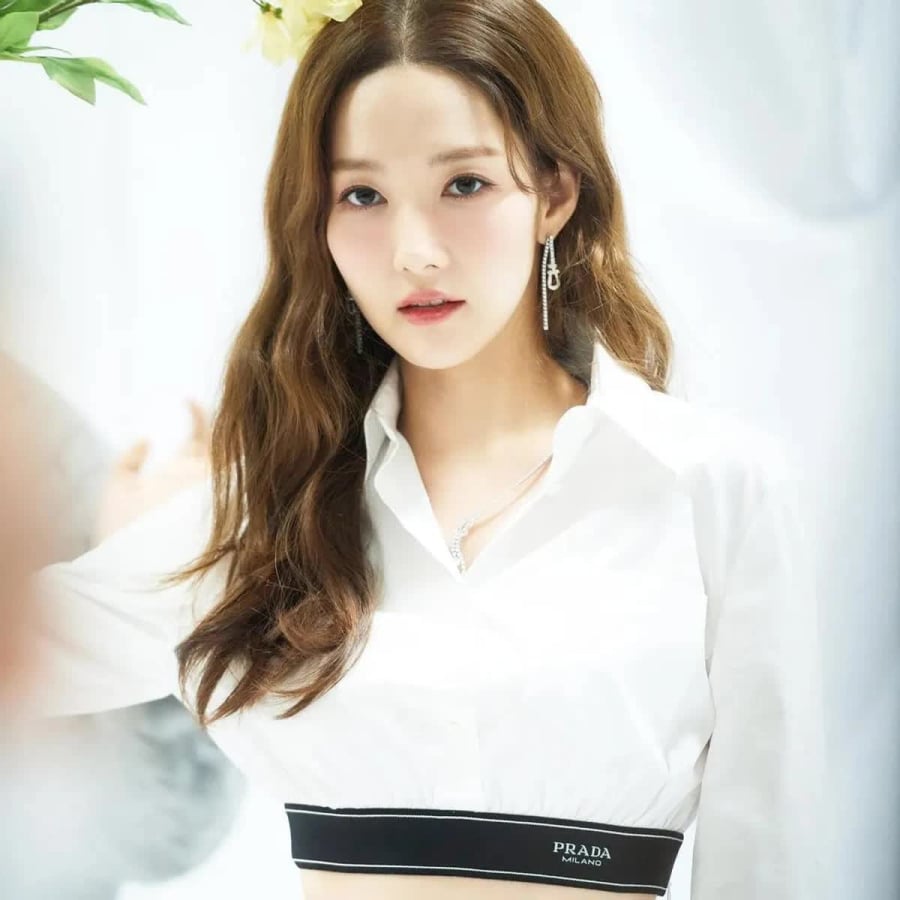 Mái tóc dài buông xõa tự nhiên mang đến vẻ dịu dàng, nữ tính, dễ tạo thiện cảm trong môi trường làm việc.