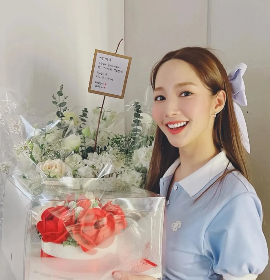 Tóc buộc nửa cân bằng giữa sự gọn gàng và nữ tính, phù hợp với nàng công sở muốn làm mới hình ảnh nhẹ nhàng.