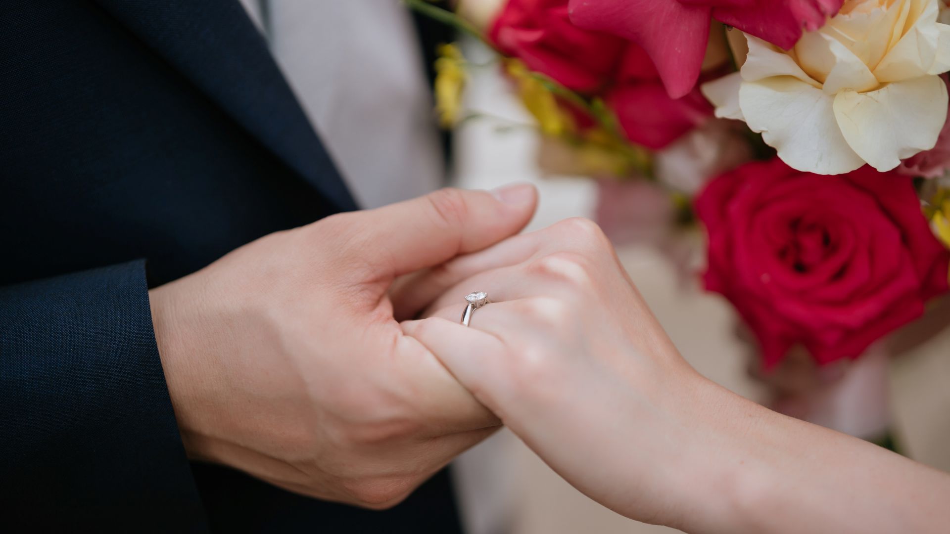 Vì sao cặp đôi giới thượng lưu chọn cầu hôn và mua nhẫn cưới trong tháng Giáng Sinh?