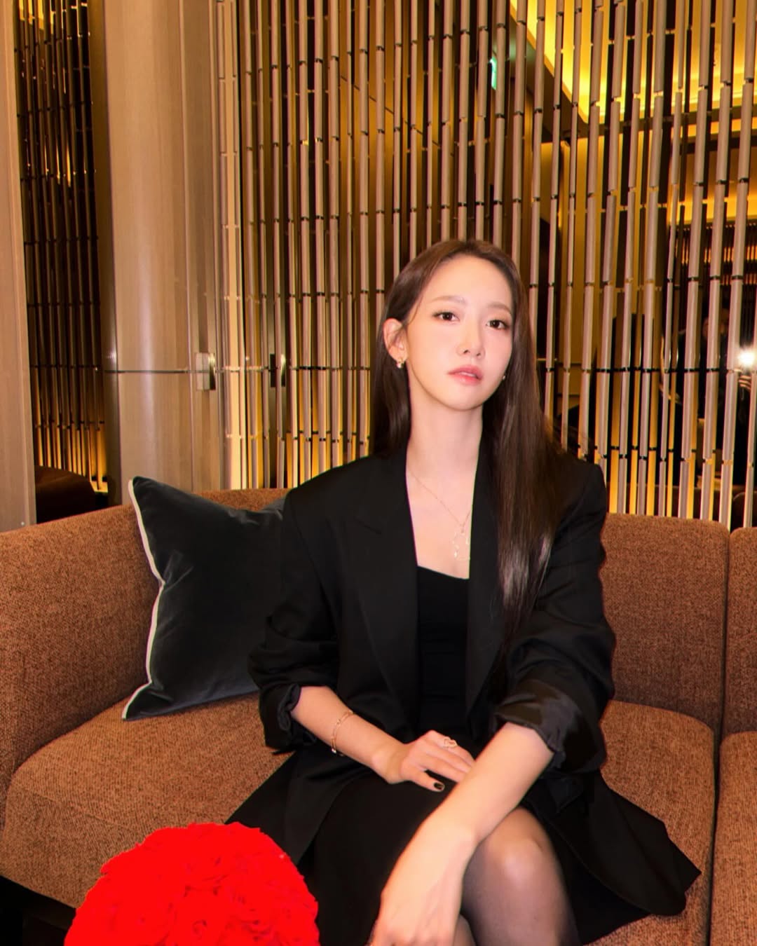 Yoona tóc nâu diện vest đen