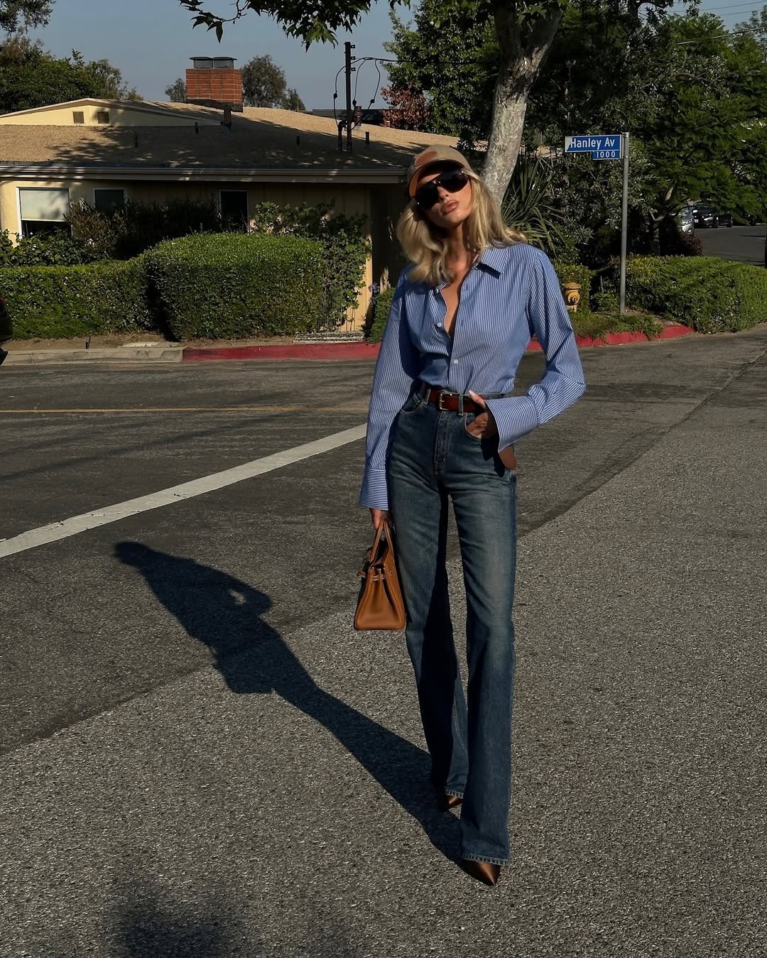 quần cạp cao và giày đế cao mũi nhọn