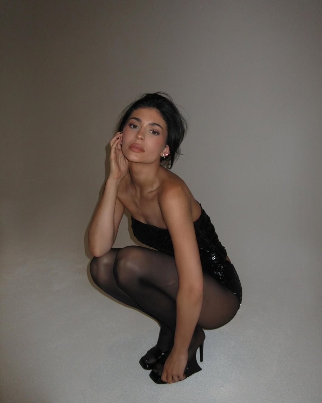 kylie jenner diện giày cao gót đen