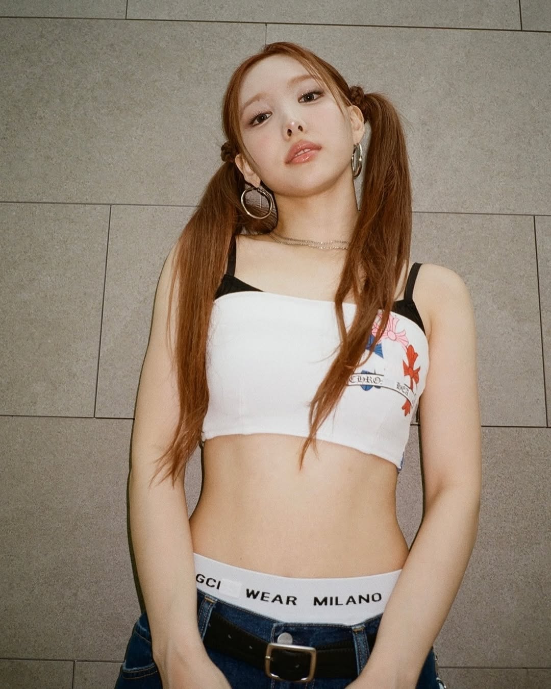 áo croptop bó sát và quần cạp trễ