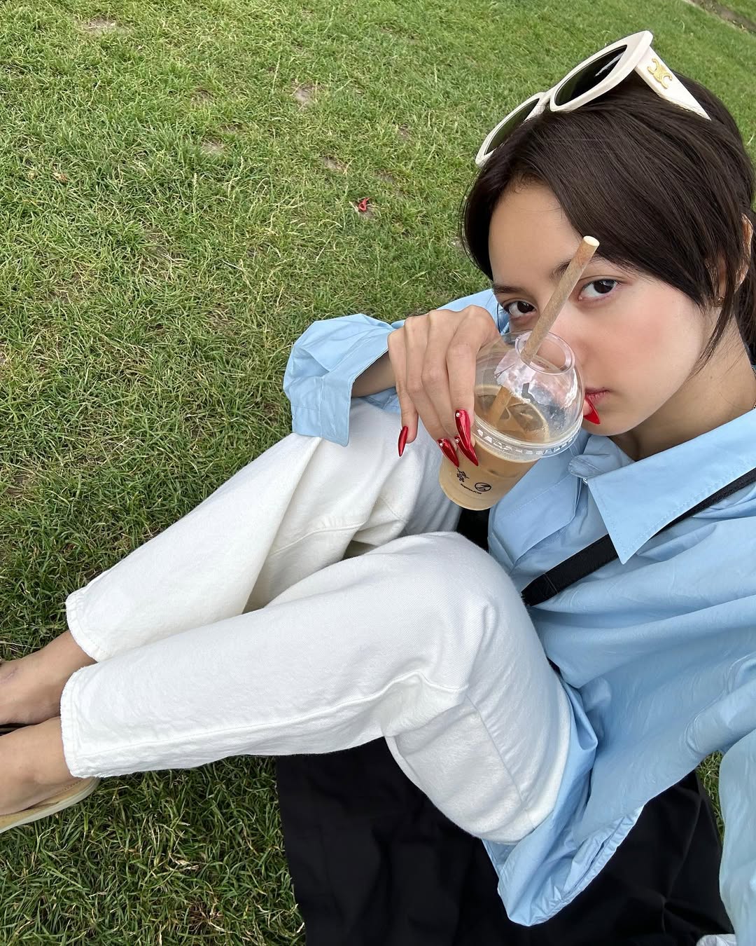 Lisa và mắt kính gọng dày