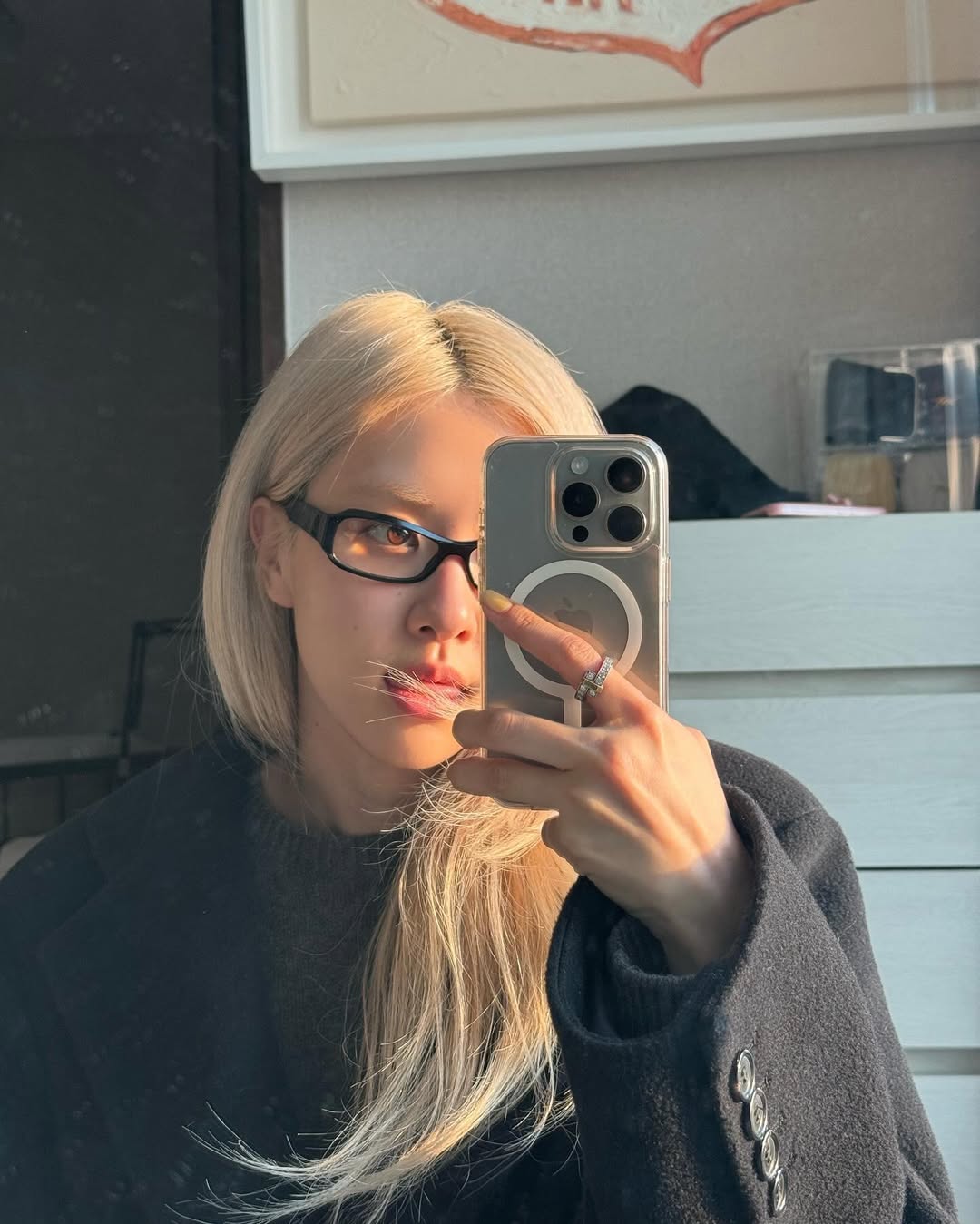 Rosé và mắt kính gọng chữ nhật