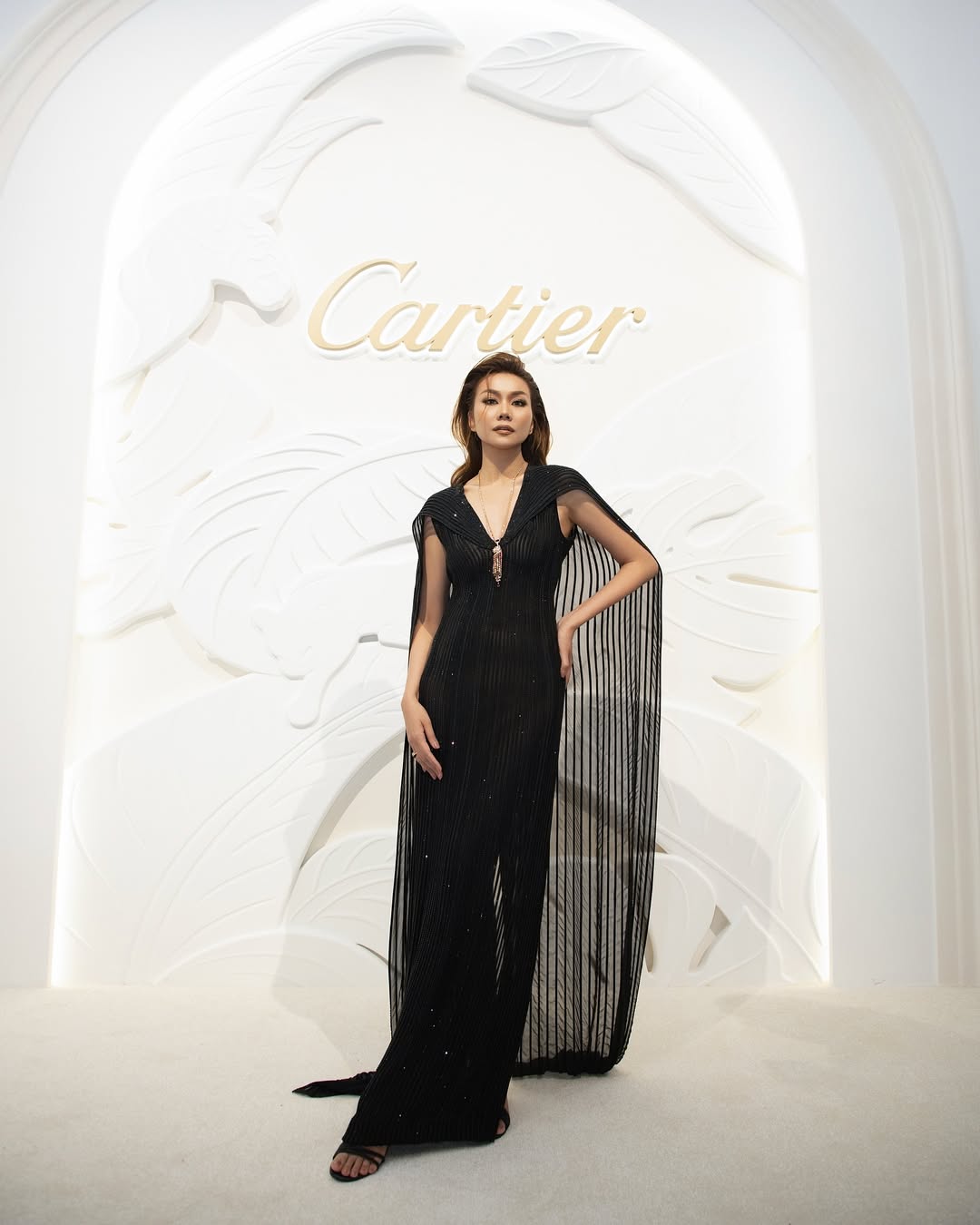 đầm dài có tà phía sau đuôi cá