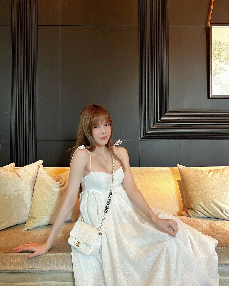 Thiều Bảo Trâm hack tuổi trông thấy nhờ loạt items trẻ trung, có hàng chục túi hiệu nhưng chỉ mê đúng một màu - 2