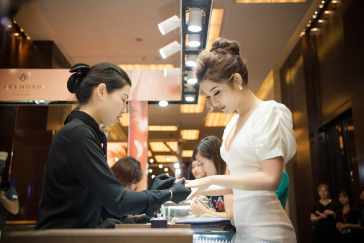 Tâm Sự Cô Dâu Sài Gòn: Hành Trình Chọn Nhẫn Cưới Thiết Kế Riêng Hoàn Hảo Tại Skymond Luxury HCM