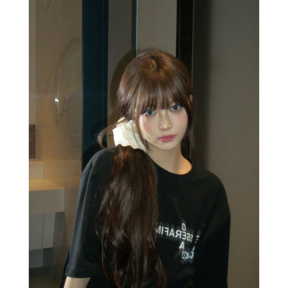 Hong Eunchae (LE SSERAFIM) diện tóc đuôi ngựa buộc thấp.