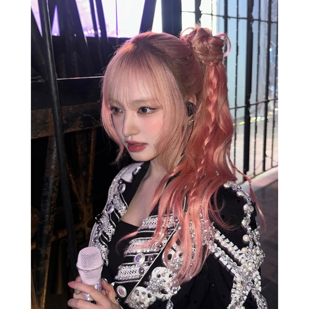 Idol Hàn Quốc Liz (IVE) điểm xuyết tóc tết trên kiểu tóc đuôi ngựa buộc cao trong một concert.