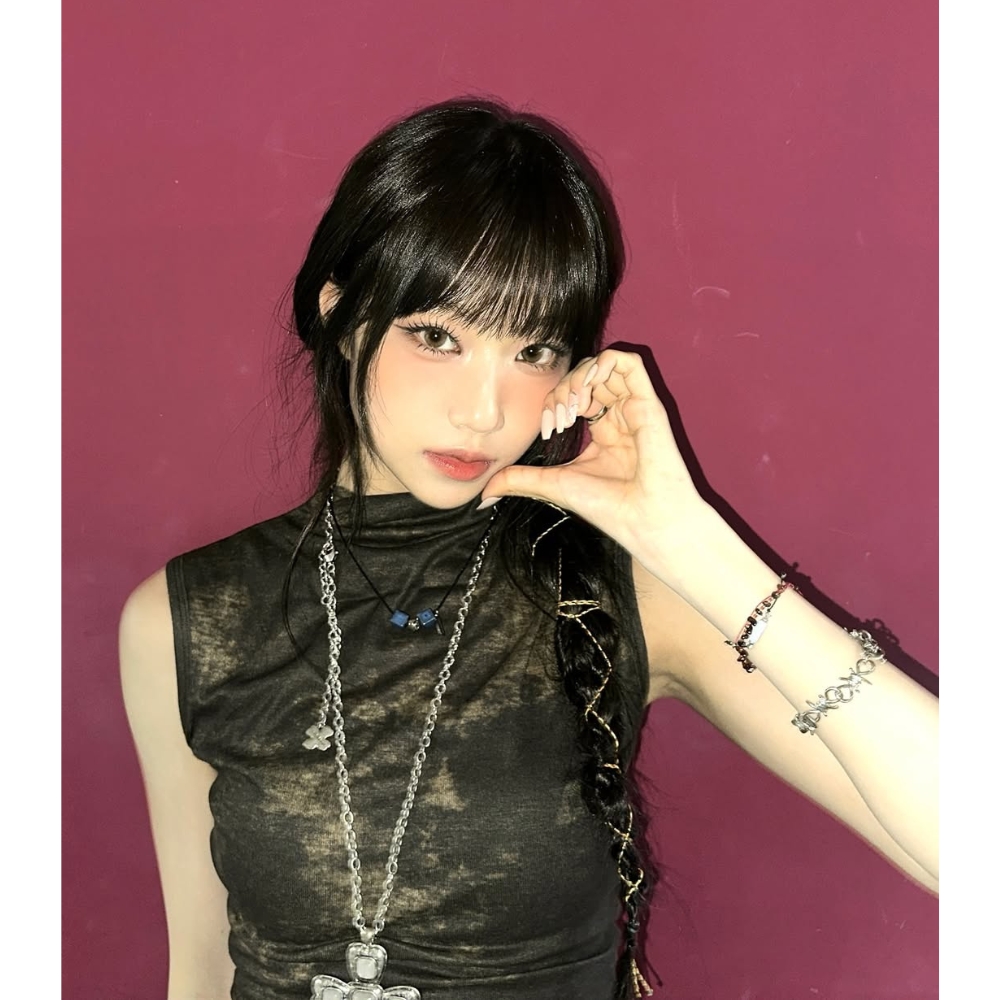 Idol Hàn Quốc Choi Jungeun (izna) diện tóc tết lệch vai.