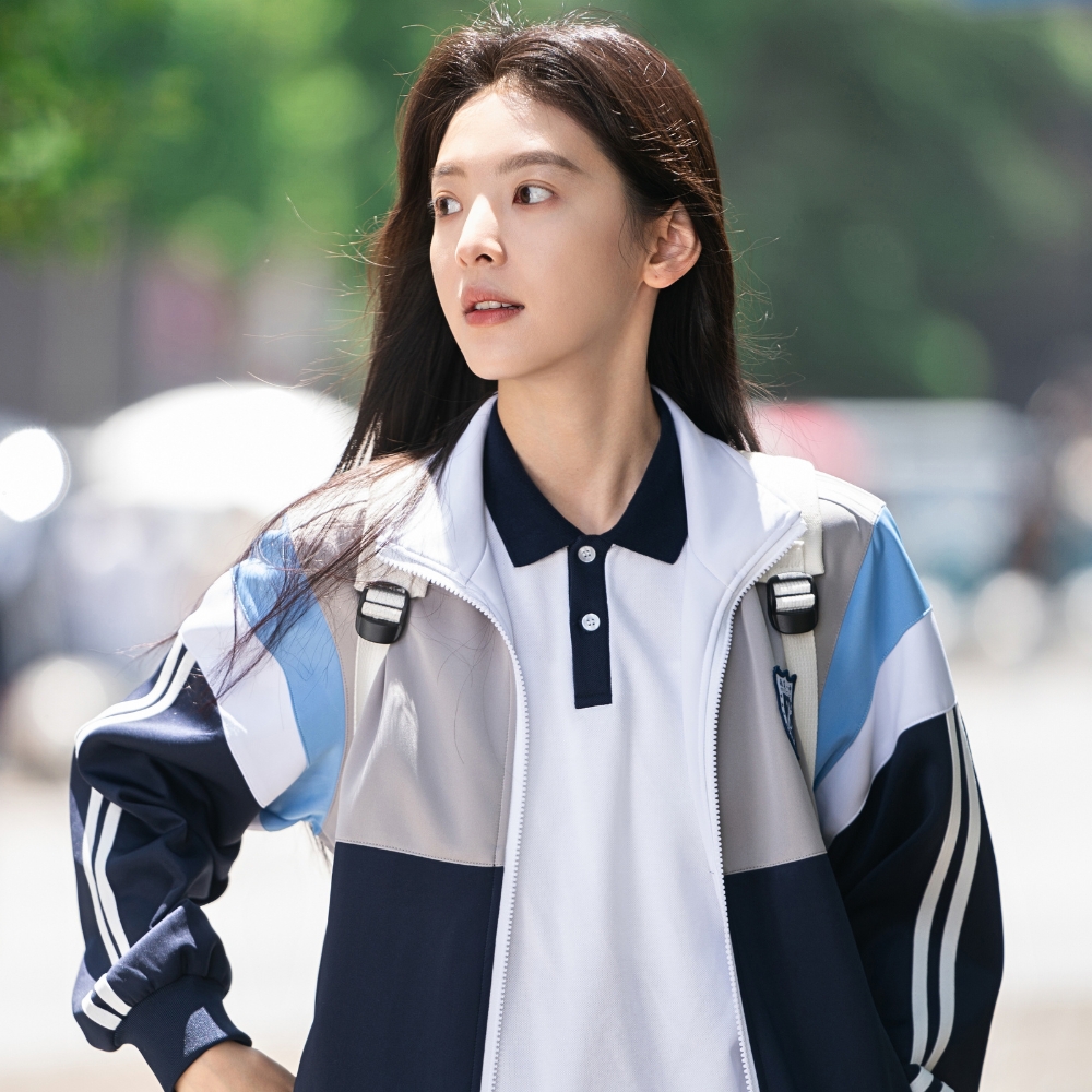 Chương Nhược Nam xõa tóc và mang đồng phục học sinh trong phim Khó dỗ dành.