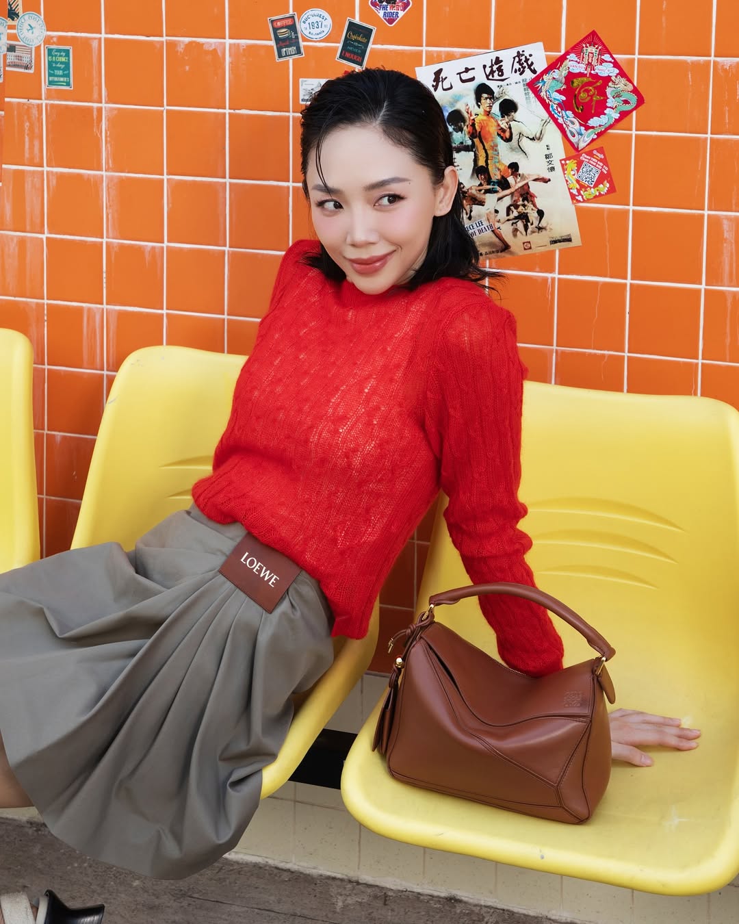 Tóc Tiên phối màu đỏ, xám, nâu