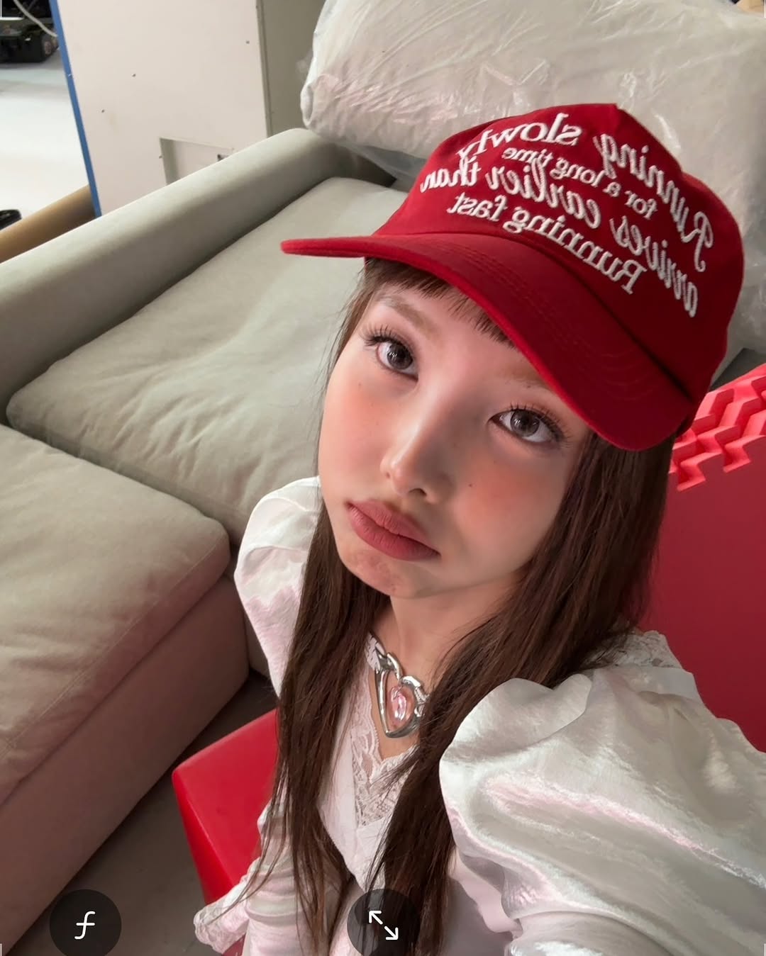 nayeon đội nón đỏ