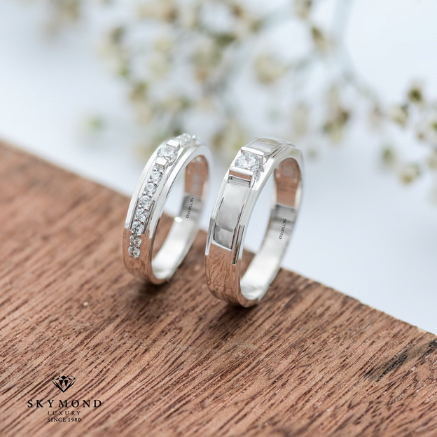 Chuyện chưa kể: Vì sao Platin tỏa sáng vượt thời gian?  (Kể từ góc nhìn khoa học: Tính sáng bóng tự nhiên – không phai màu – phản quang mạnh khiến Platin luôn “shine” theo đúng nghĩa.)