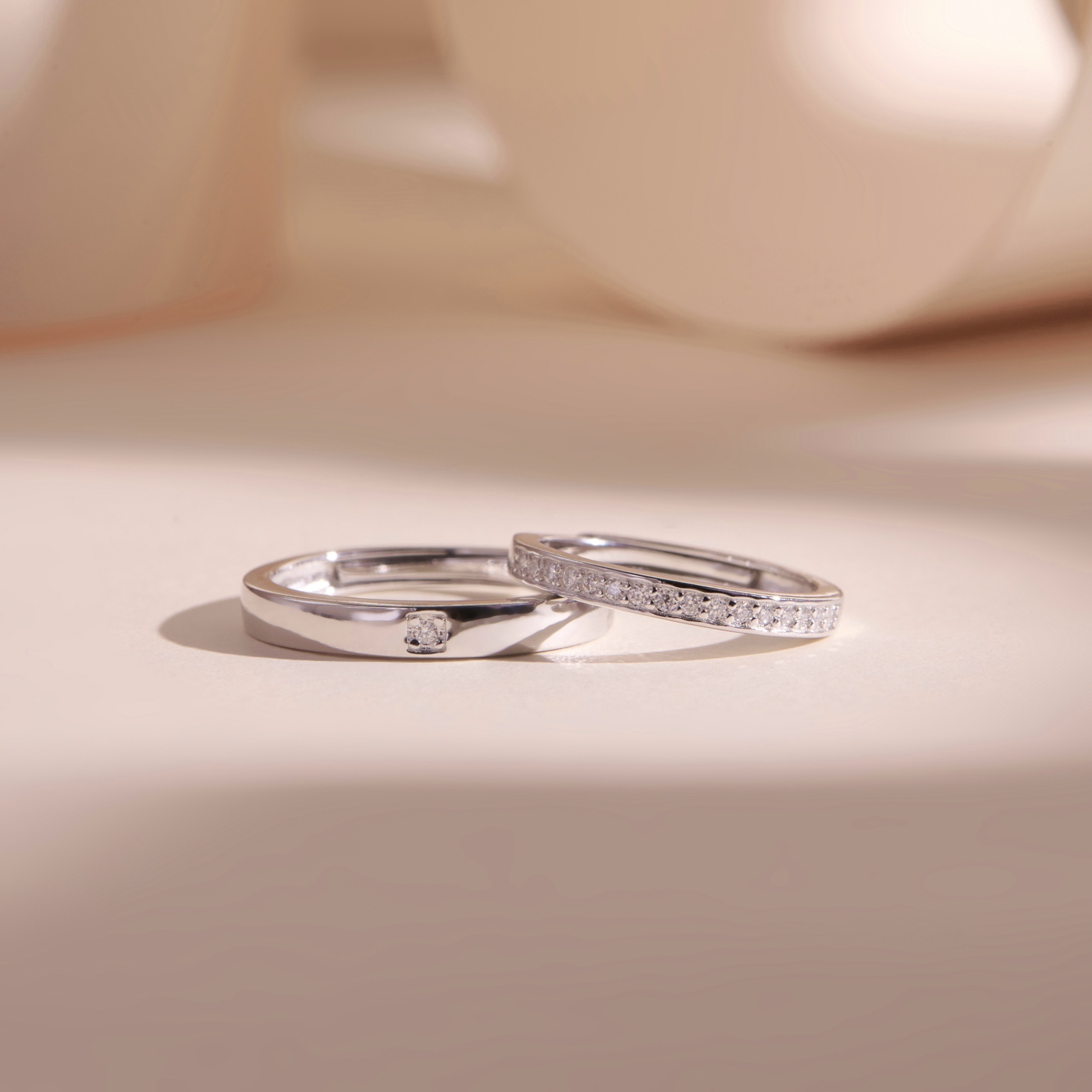 Chuyện chưa kể: Vì sao Platin tỏa sáng vượt thời gian?  (Kể từ góc nhìn khoa học: Tính sáng bóng tự nhiên – không phai màu – phản quang mạnh khiến Platin luôn “shine” theo đúng nghĩa.)