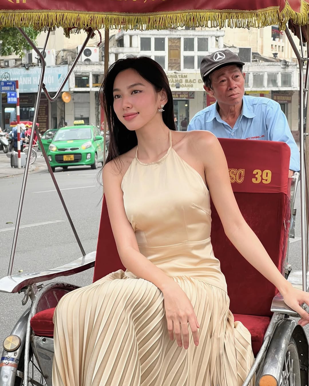 đồ màu vàng Thùy Tiên