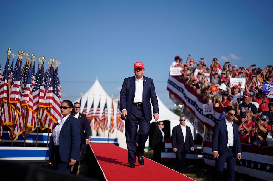 Ông Trump tái xuất sau tấm kính chống đạn tại nơi từng bị ám sát hụt