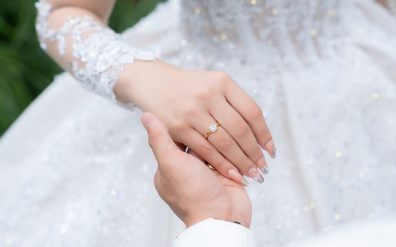Chụp ảnh cưới có nên đeo nhẫn cưới hay không?