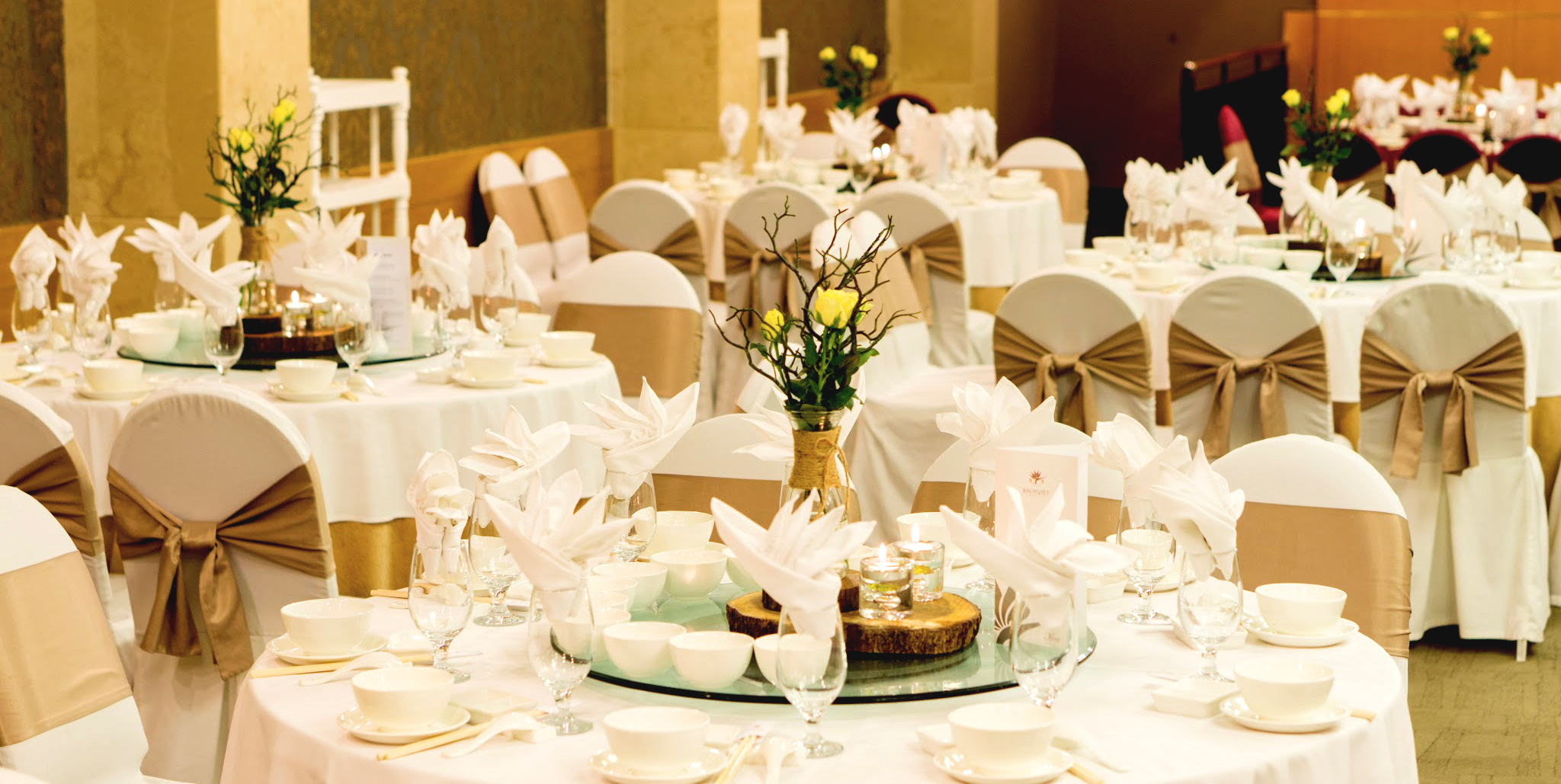 dat-tiec-cuoi-can-luu-y-gi