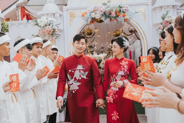 Trang phục cưới hỏi thường là áo dài truyền thống