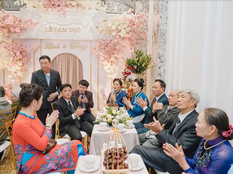 Lễ dạm ngõ là lần gặp mặt đầu tiên chính thức giữa nhà trai và nhà gái để trao đổi về đám cưới