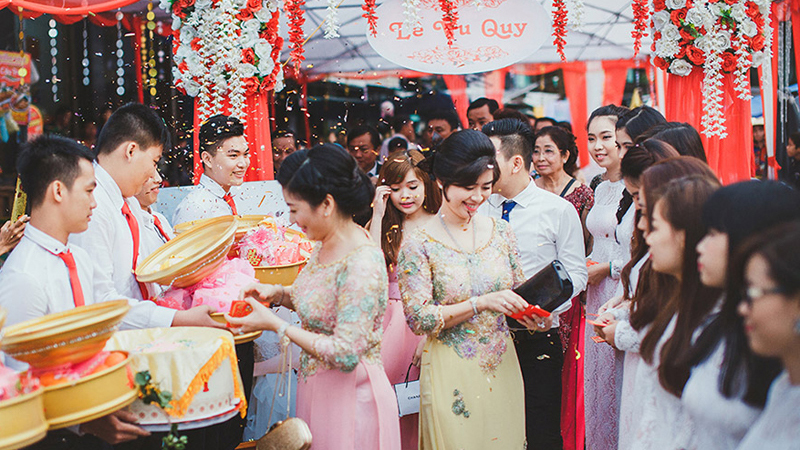 Phù dâu, phù rể tham gia lễ cưới đều là người chưa lập gia đình, lanh lợi, hoạt bát