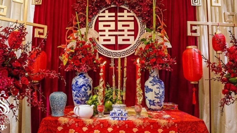 Bàn thờ gia tiên ngày lễ cưới diễn ra