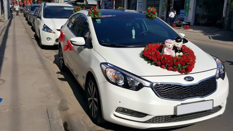 Xe để rước cô dâu về chuẩn bị thực hiện lễ ở nhà trai