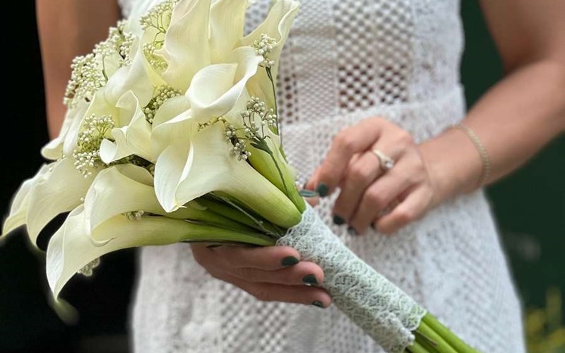 Chọn hoa cưới cầm tay phù hợp với vóc dáng cô dâu
