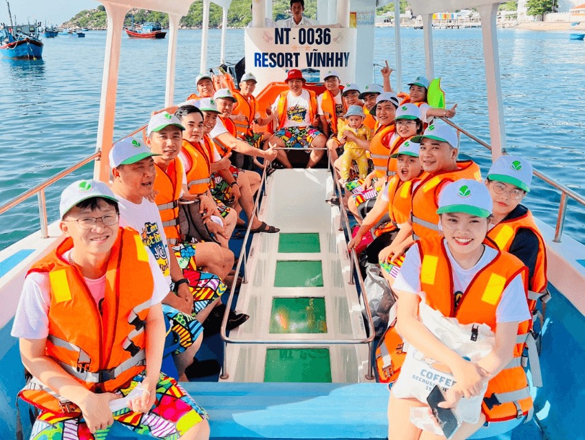 mặc áo phao đúng cách khi đi tàu thủy