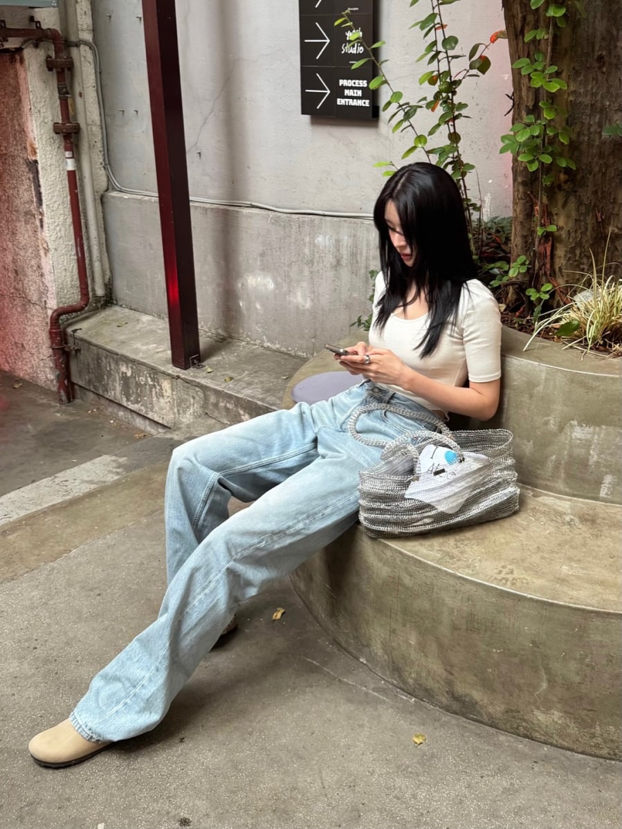 Túi ánh bạc là điểm nhấn giúp bộ đồ thêm phần sang xịn.