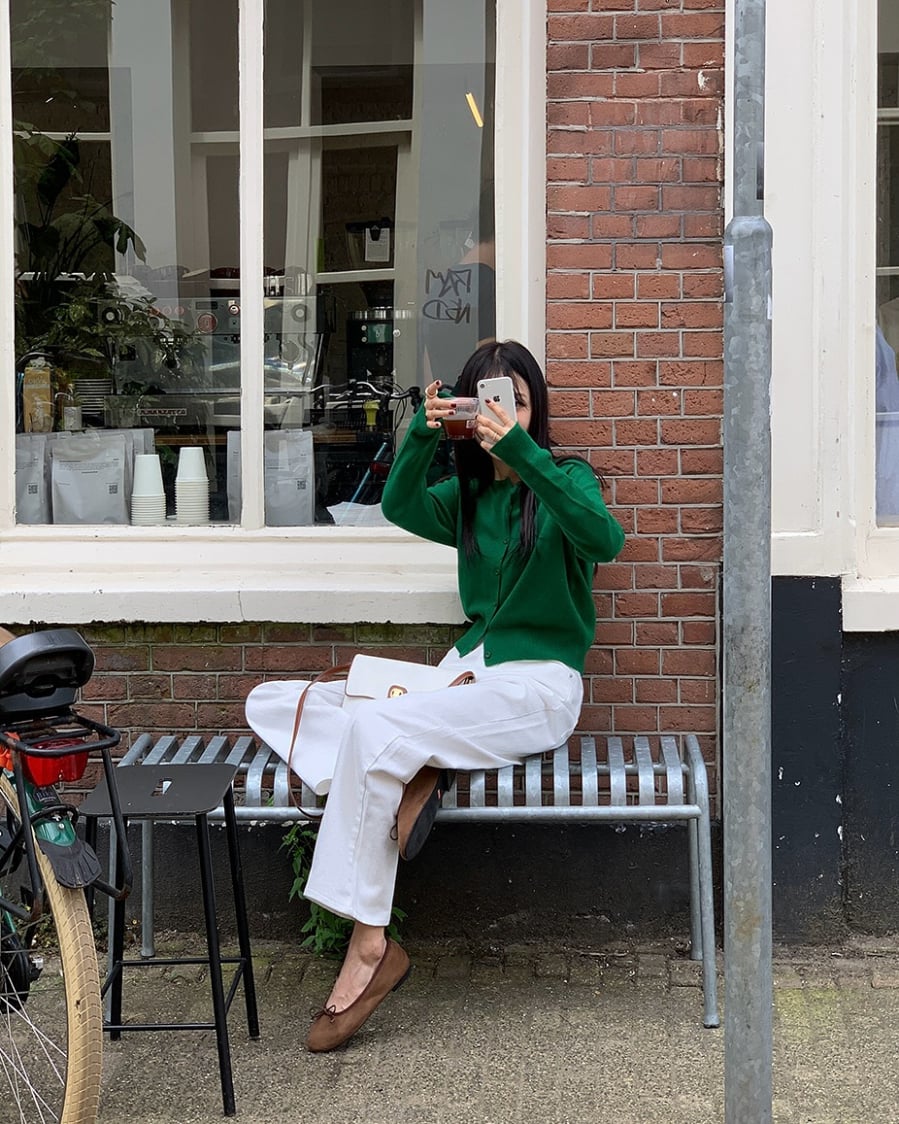 Cardigan xanh lá đậm là lựa chọn nổi bật vào dịp cuối năm.