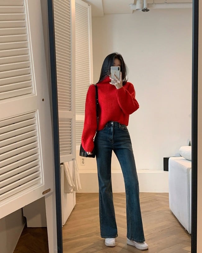 Kiểu áo len cổ lọ dáng lửng mang nét trẻ trung nhưng vẫn giữ được vẻ thanh lịch đặc trưng của thiết kế cổ cao.