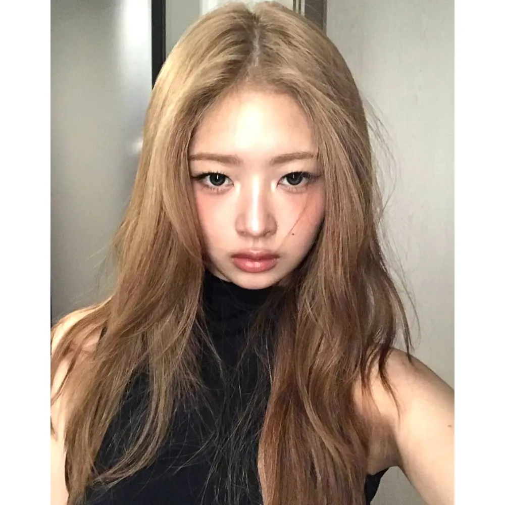 cô gái với màu tóc nâu blonde