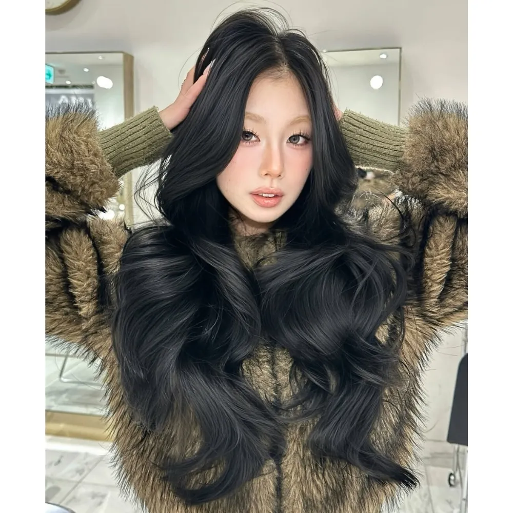 cô gái đặt 2 tay lên đầu