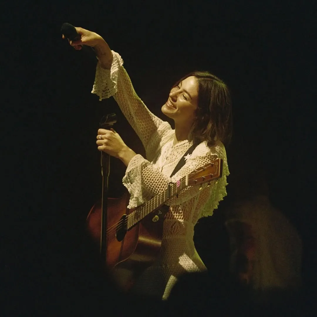 Gracie Abrams trên sân khấu 