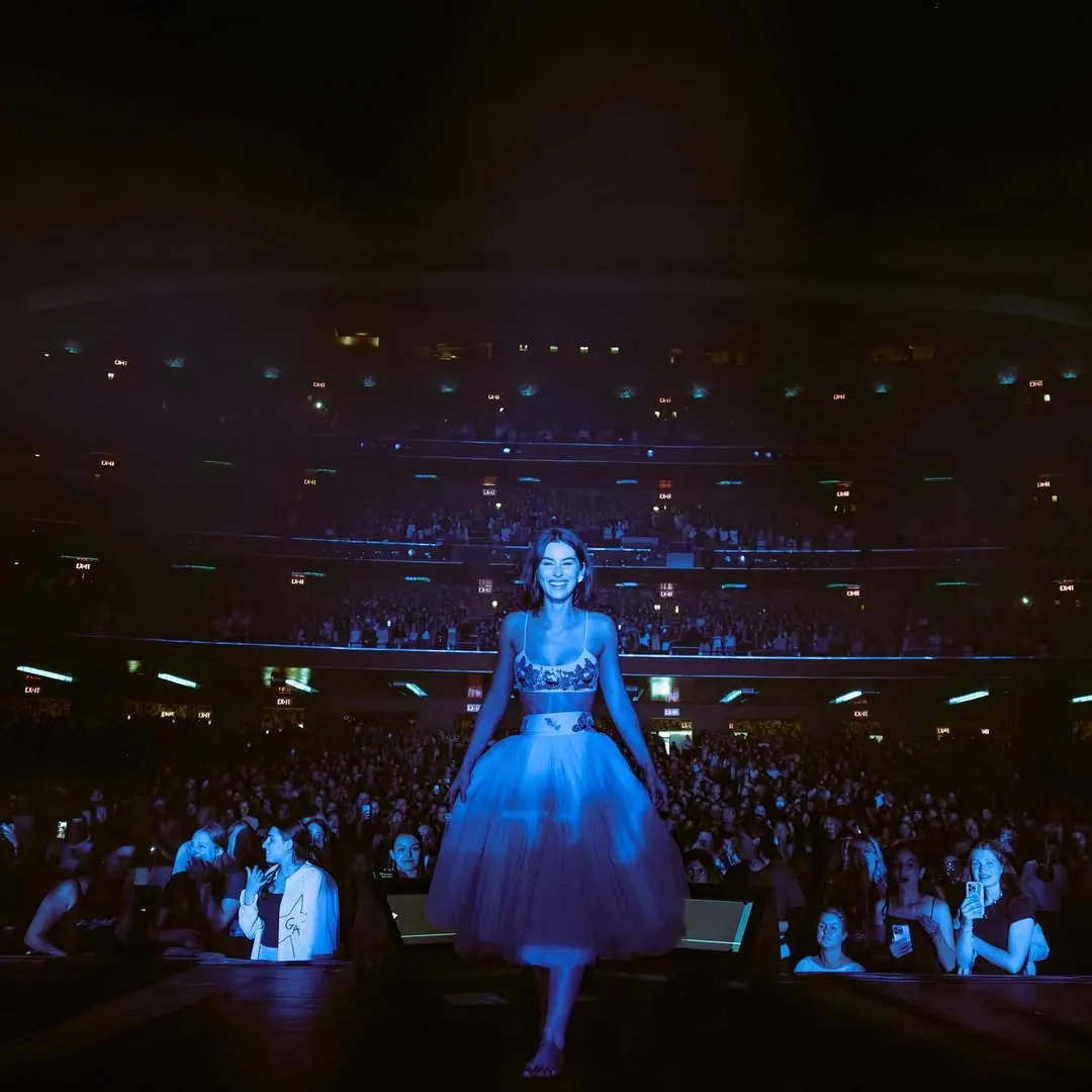 sân khấu Gracie Abrams bước vào thế giới Coco Crush của Chanel