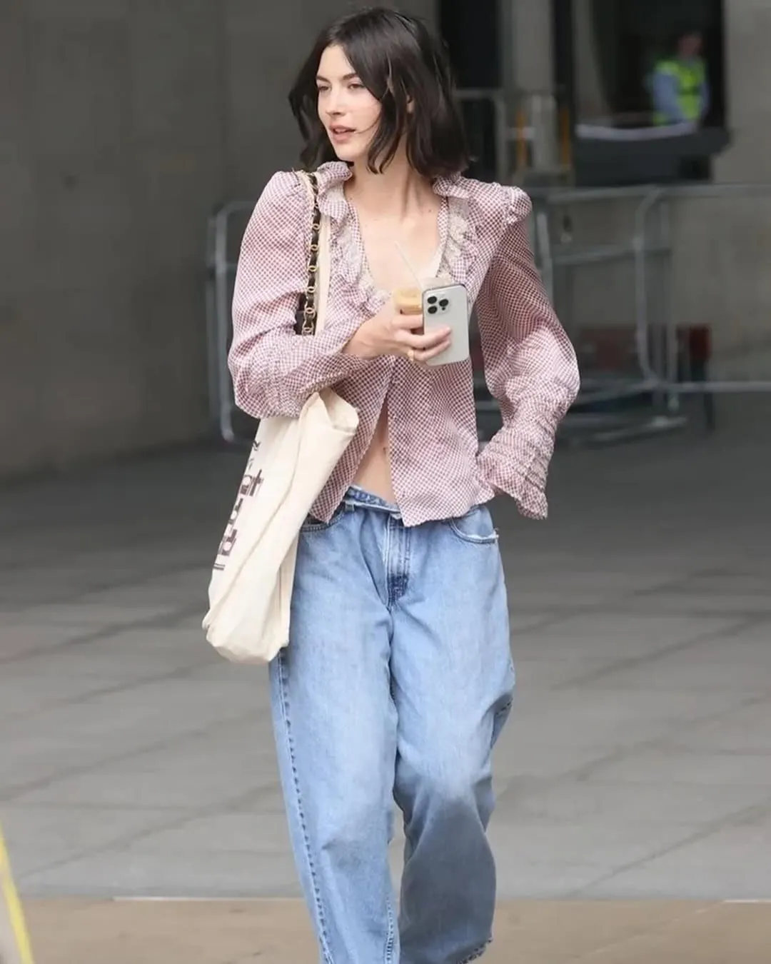 Gracie Abrams - Nàng thơ indie-pop bước vào thế giới Coco Crush của Chanel