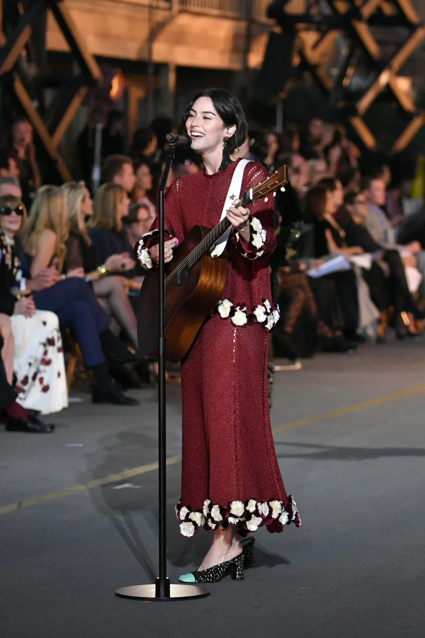 Gracie Abrams thời trang biểu diễn 