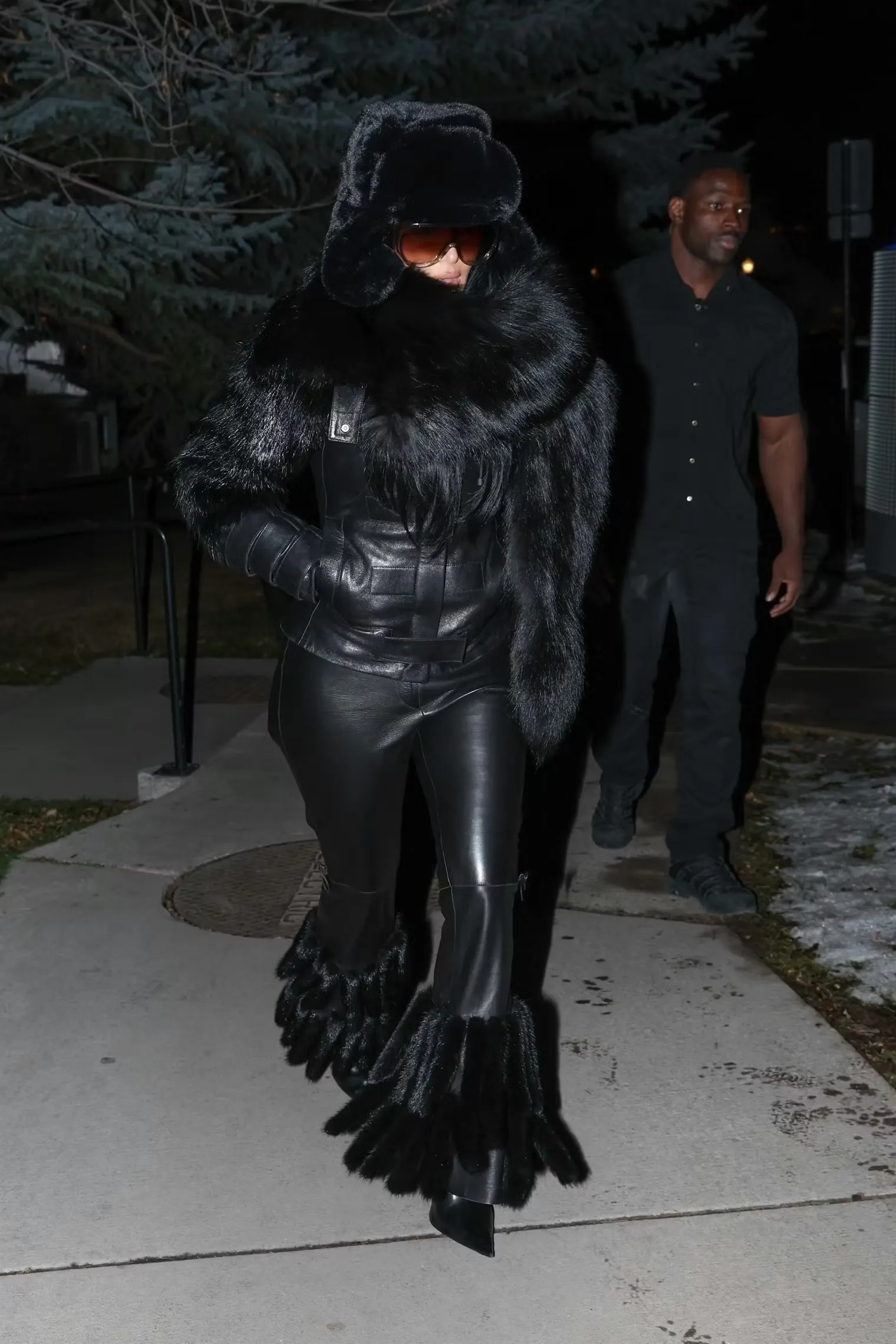 Nữ tỷ phú sành điệu như bước ra từ sàn diễn thập niên 2000 với trang phục da kết hợp lông thú và mũ lông đồng điệu.