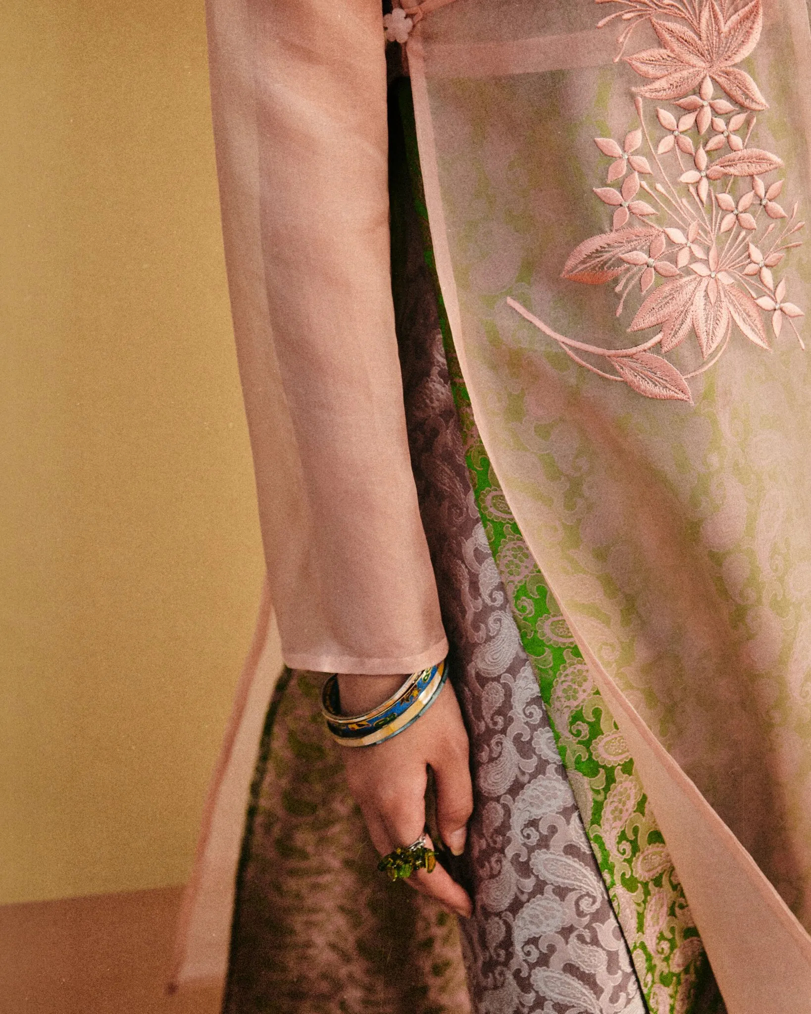 elle-xu-huong-ao-dai-tet-2026-ta-doi-ta-kep-nhieu-lop00004