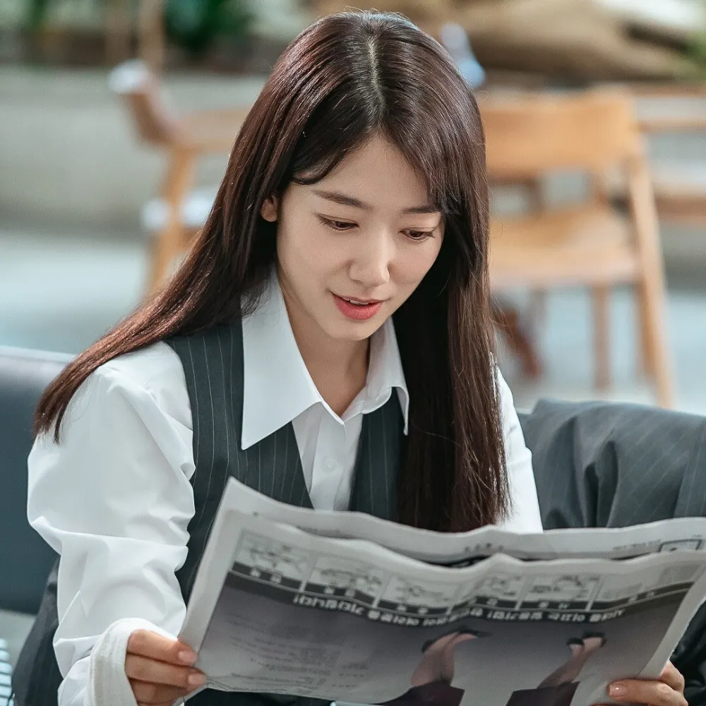Park Shin Hye ngồi đọc báo giấy