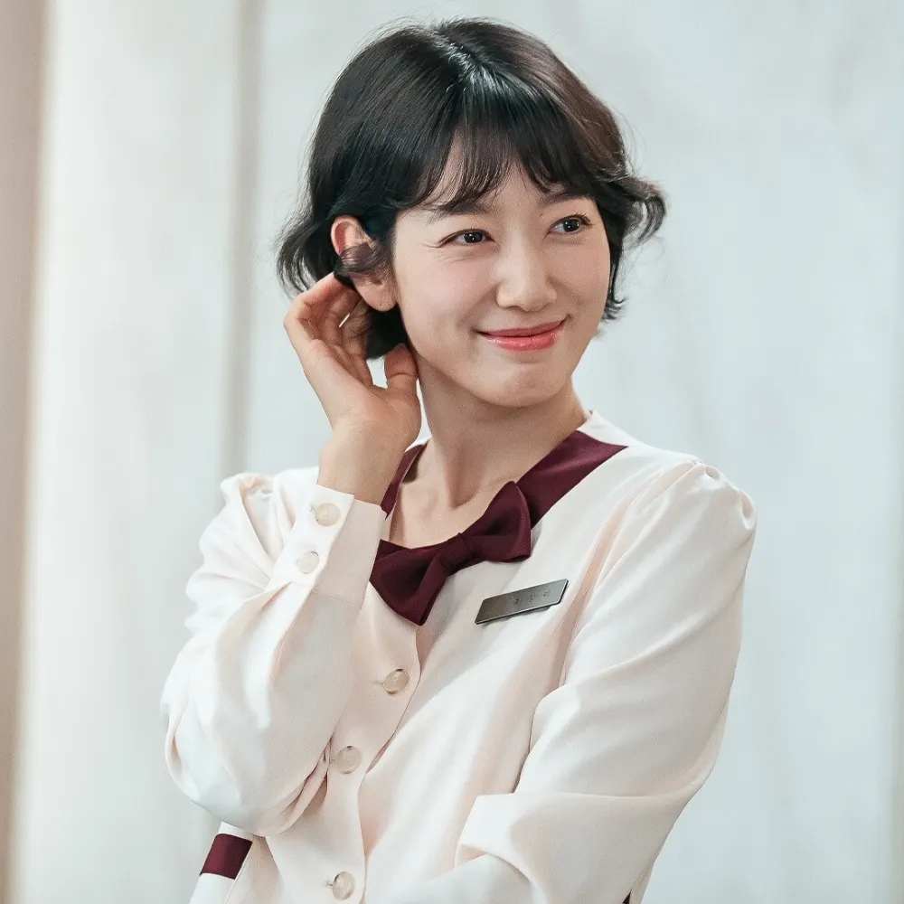 Park Shin Hye tóc ngắn đang cười mỉm