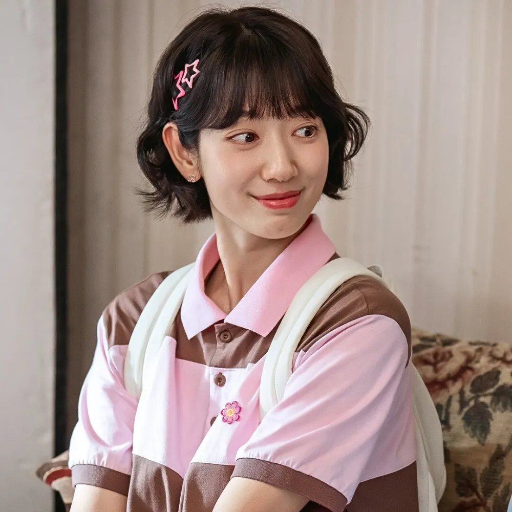 Nữ diễn viên mang áo hồng