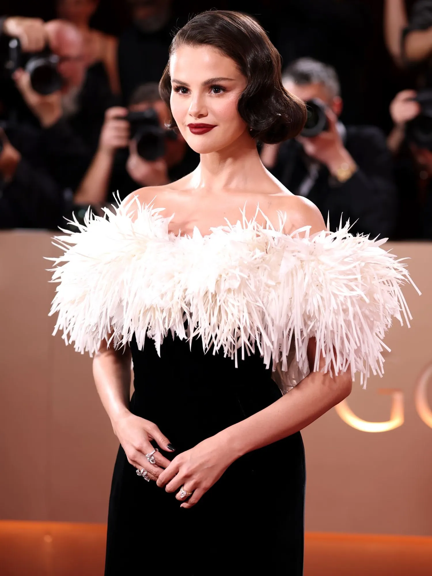 Selena Gomez tái hiện vẻ đẹp Old Hollywood - phong cách làm đẹp quyến rũ tại Quả cầu vàng 2026