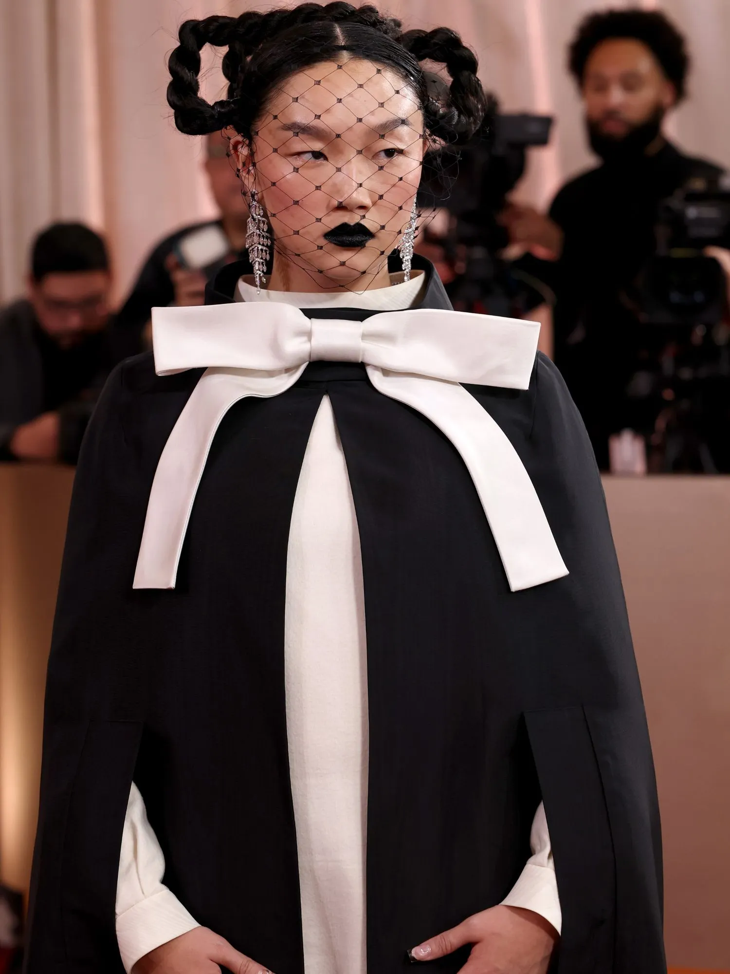 Audrey Nuna gây ấn tượng với kiểu tóc búi tết mang tính điêu khắc và phụ kiện mạng che mặt cổ điển tại Quả cầu vàng 2026